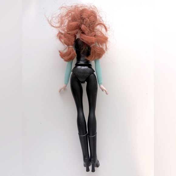 Hasbro Walt Disney Anna wearing a sleek teal black outfit - Picture 6 of 7